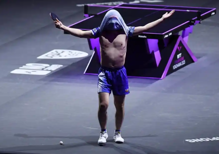 张本智和不, 赢球后王皓, 他的动作明