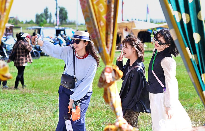 吸引市民和, AA, 游客近距离