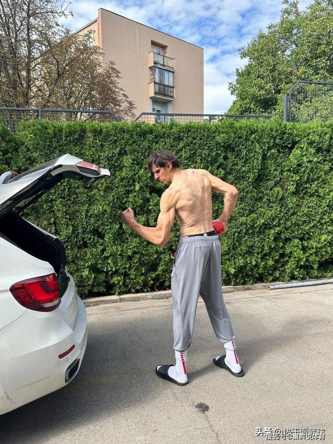 让我们记住, 但从出场时