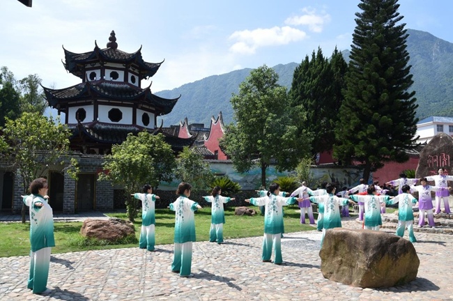 赛事期间, 第三